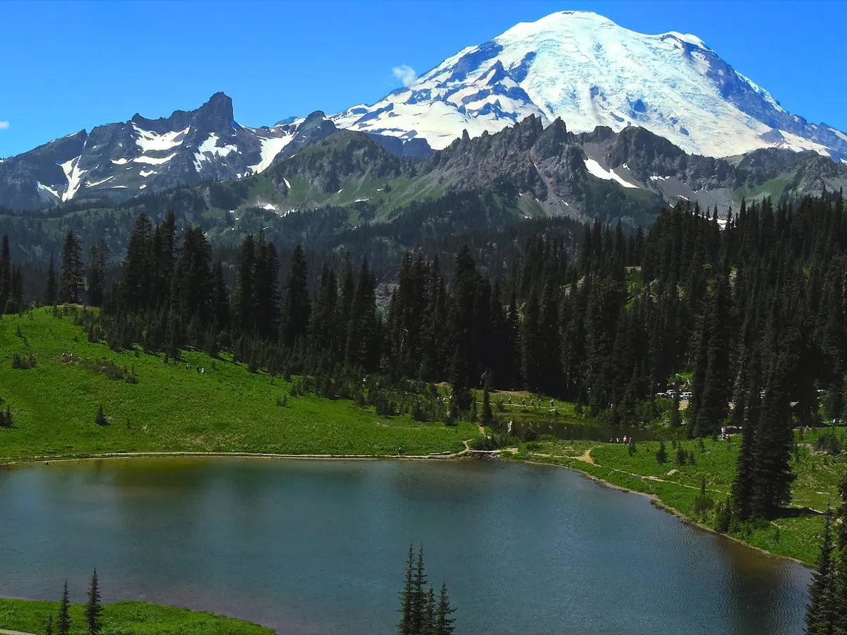 Jezero Tipsoo Lake na okruhu Naches Peak Loop