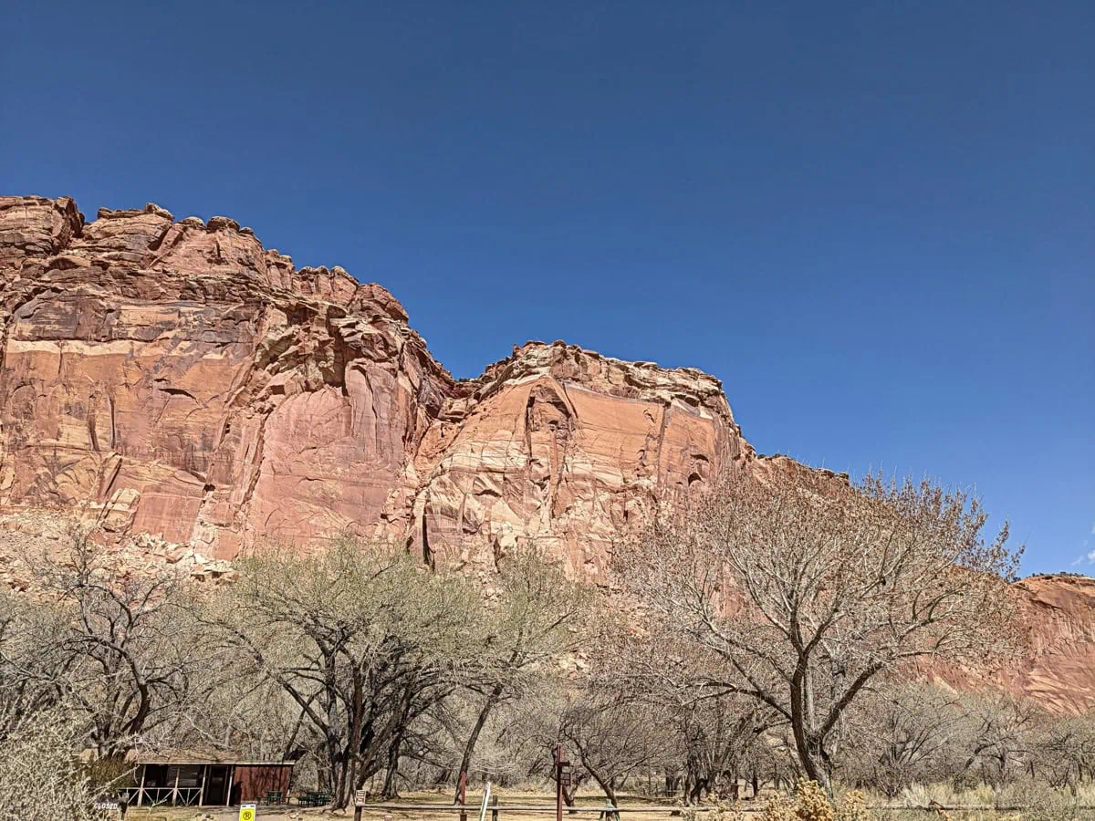 Vyhlidkova silnice Scenic Drive v narodnim parku Capitol Reef