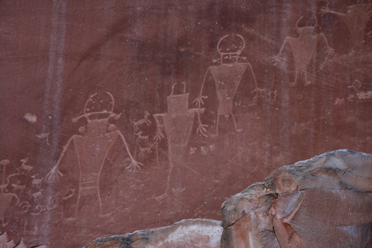 Capitol Reef National Park, Utah SUA: 15 sfaturi ce să vezi și să faci 9 Petroglife vechi de o mie de ani pe un perete de gresie