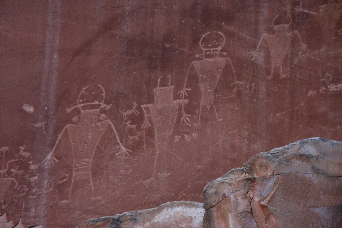 Petroglyfy stare tisic let na piskovcove stene