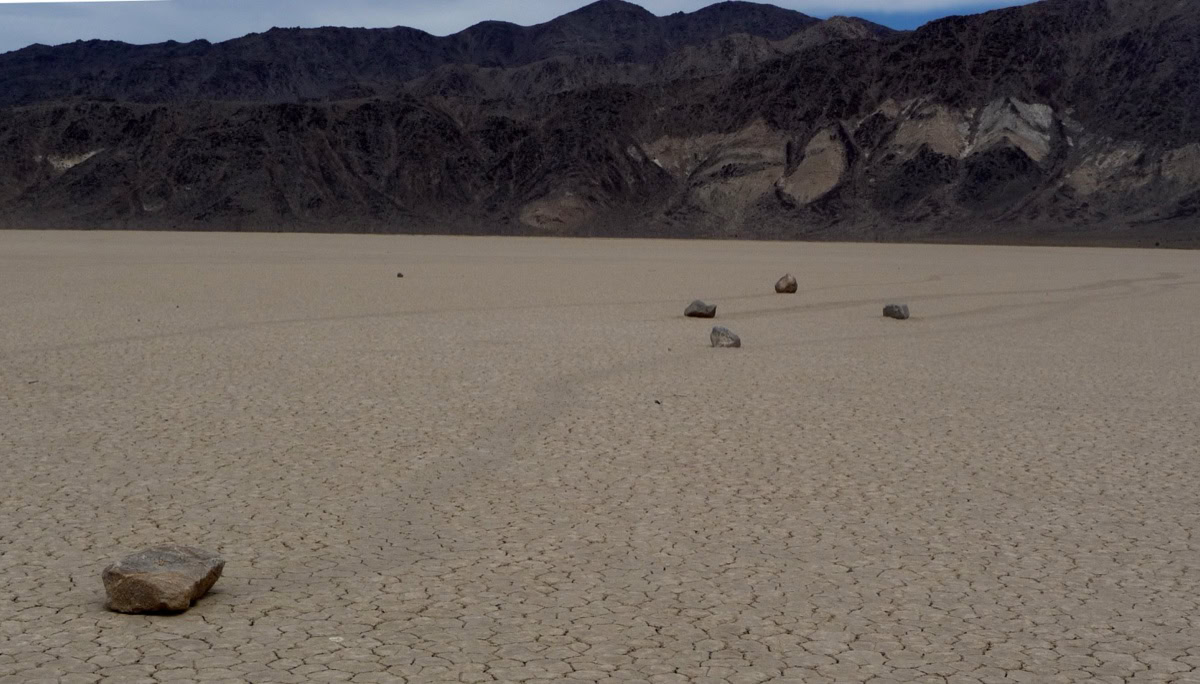Death Valley National Park: 15 lucruri de văzut și de făcut 7 Pietre plutitoare misterioase pe Racetrack Playa