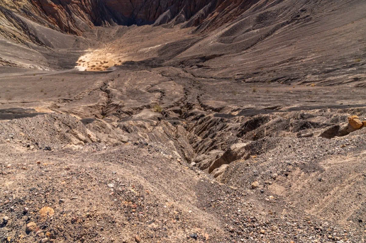 Sopecny krater Ubehebe v Death Valley
