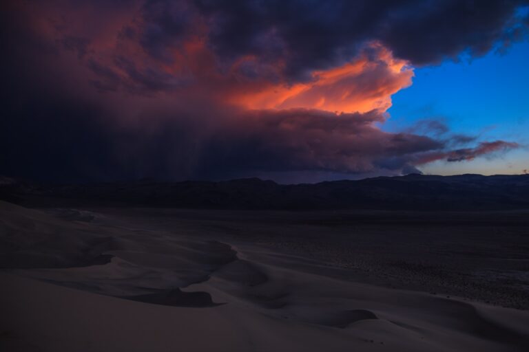 Písečné duny v Death Valley za západu slunce