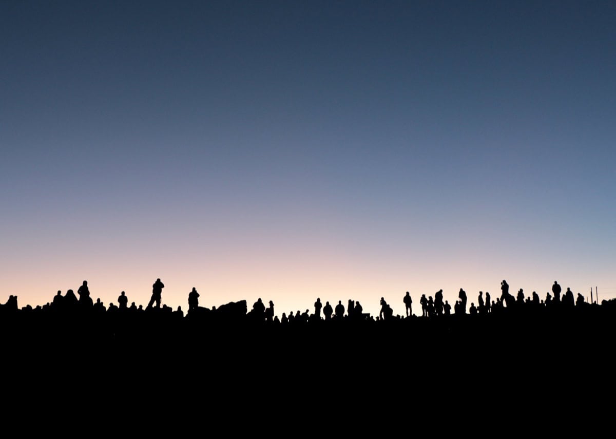 Haleakalā National Park, Maui: Ghid — 15 lucruri de văzut și trăit 2 Rasarit de soare deasupra craterului Haleakala cu spectatori