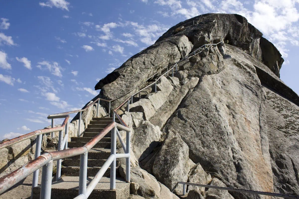 Zulova kupole Moro Rock v Sequoia National Park