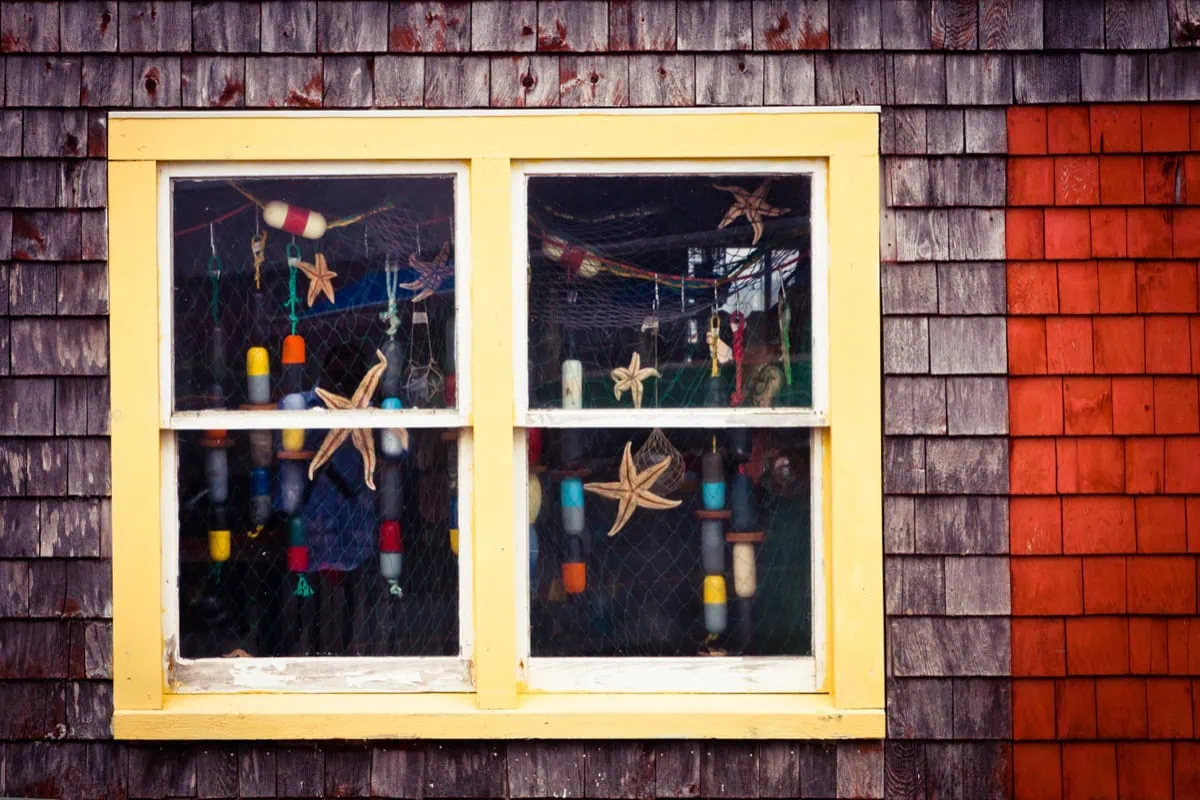 Peggy's Cove, Nova Scotia: Průvodce ikonickou rybářskou vesničkou 12 Okno rybářského domku ozdobené hvězdicemi v Peggy's Cove