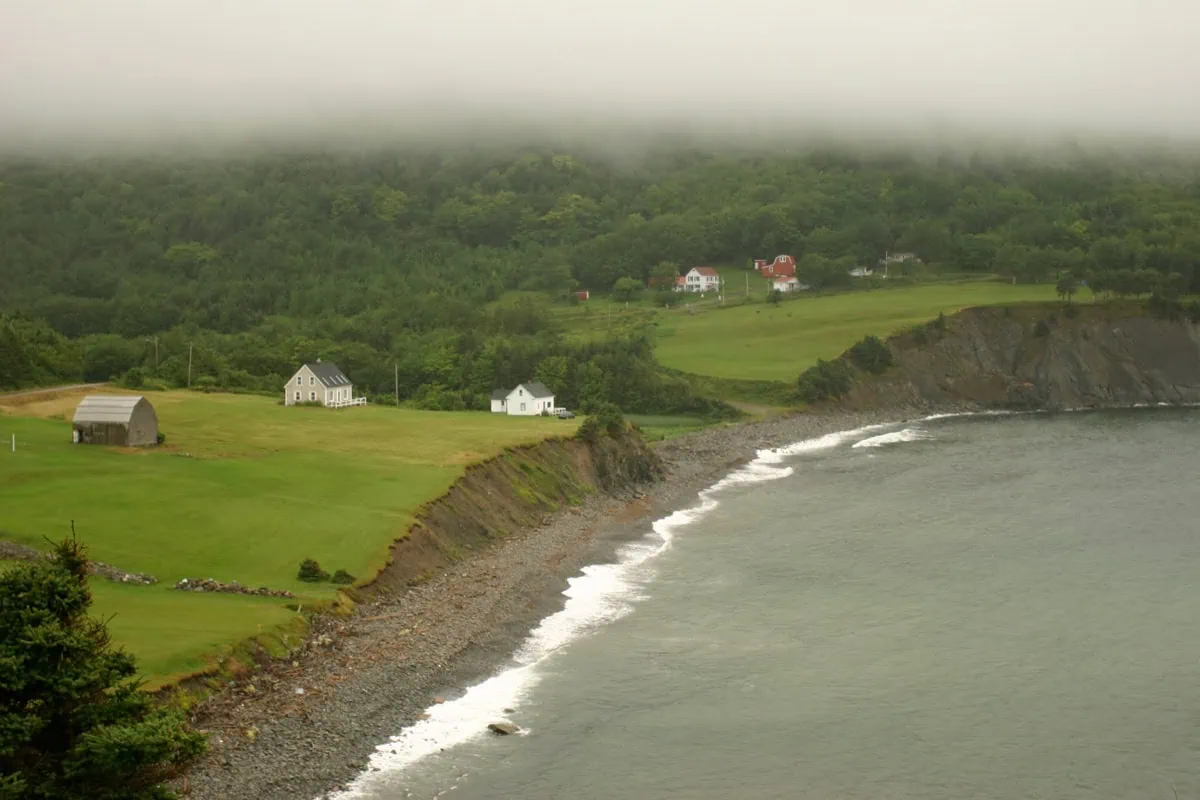 Divoké zelené pobřeží u Meat Cove na severu Cape Bretonu