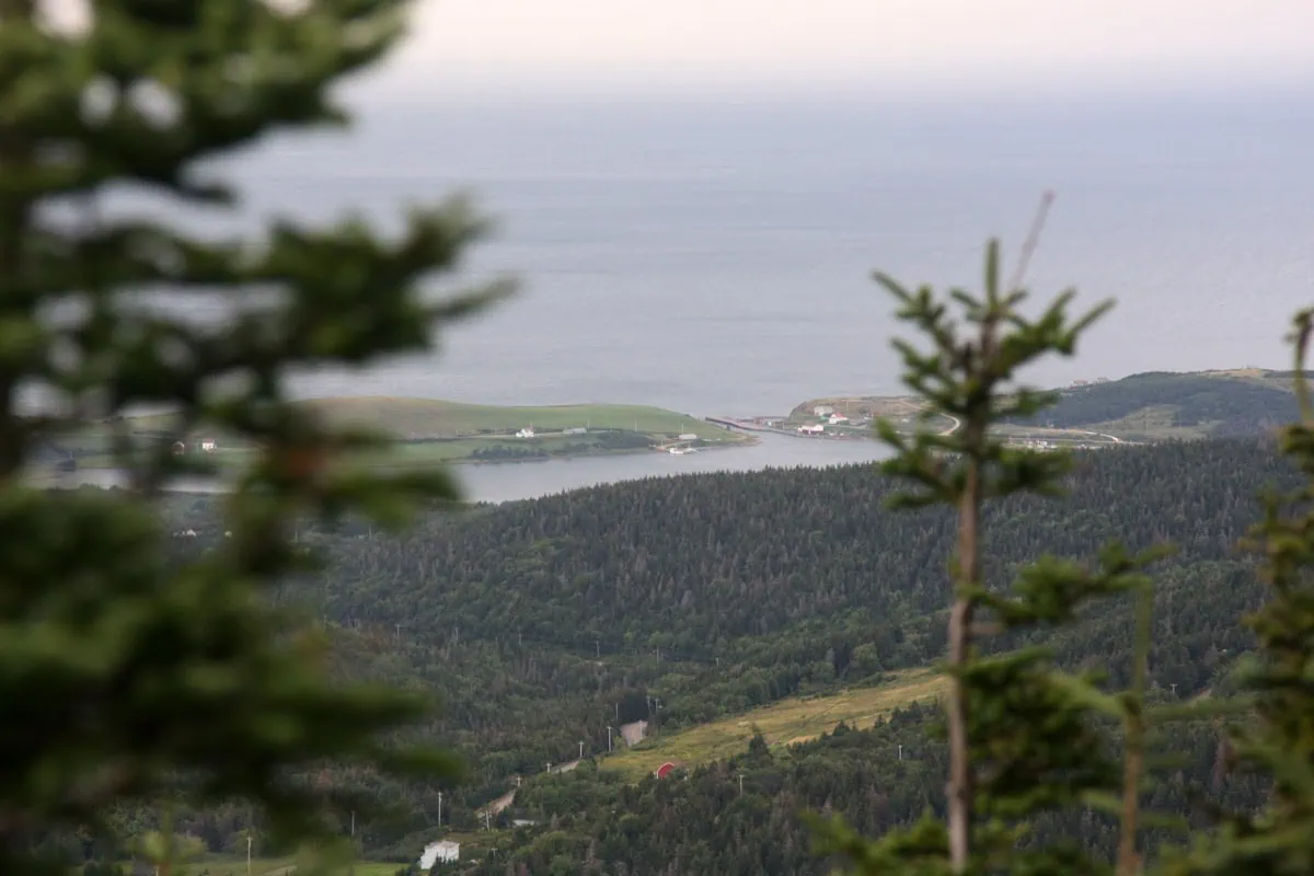 Pohled na zátoku a přístav Bay St. Lawrence na Cape Bretonu