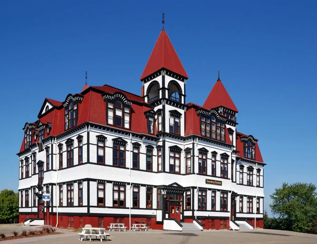 Viktoriánská budova Lunenburg Academy s věžičkami