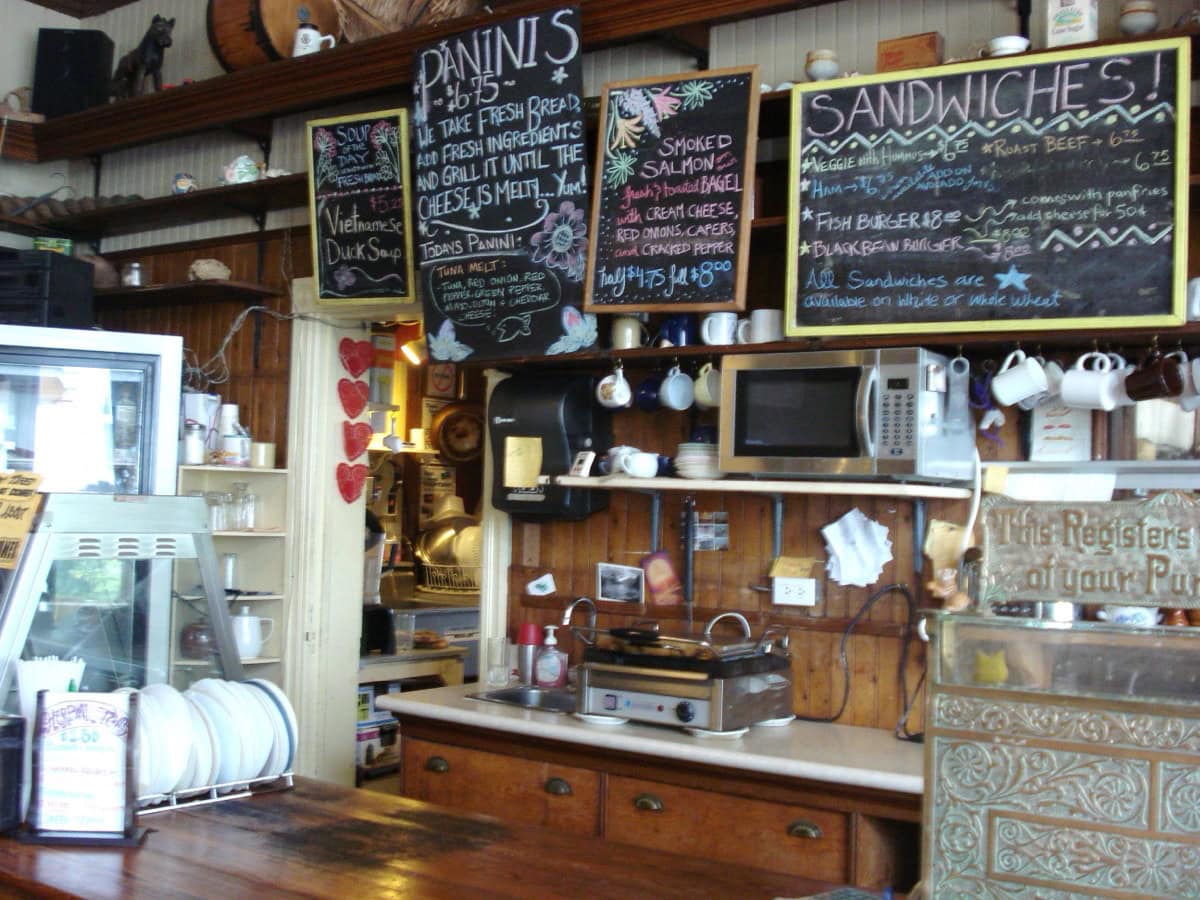Lunenburg, Nova Scotia: 15 lucruri de văzut și făcut în cel mai colorat orășel din Canada 16 Interiorul brutăriei LaHave Bakery din Nova Scotia