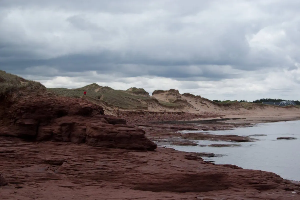 Červené pískovcové útesy a duny na pláži Cavendish Beach