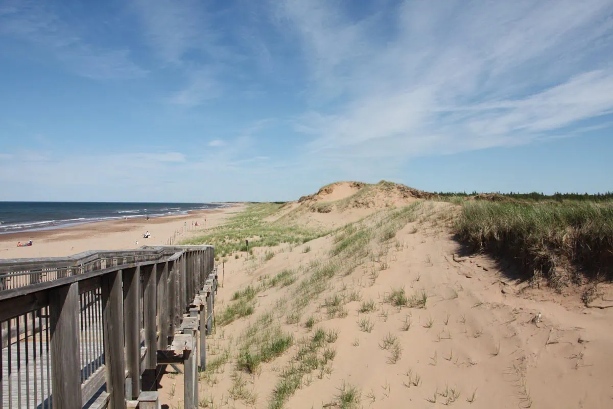 Dřevěná lávka a duny na pláži Brackley Beach na Prince Edward Island