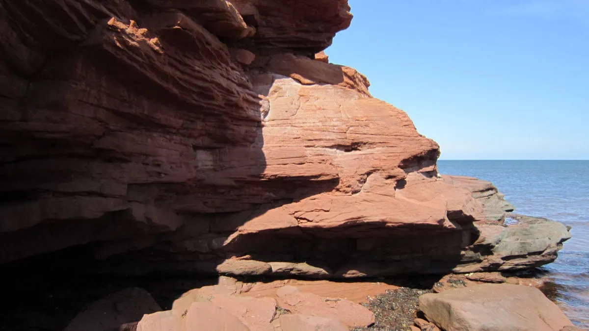 Červené pískovcové útesy v Cavendish na Prince Edward Island