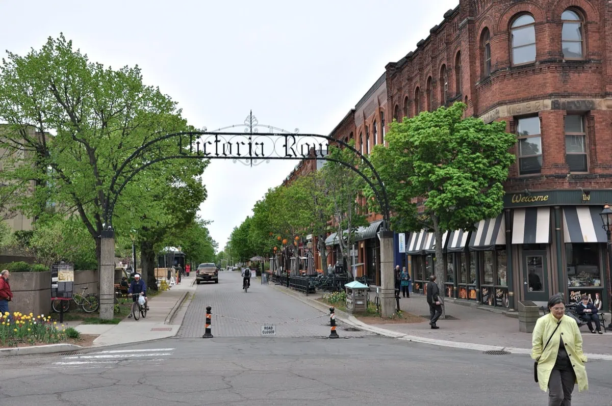 Cihlová ulička Victoria Row s restauracemi v Charlottetownu