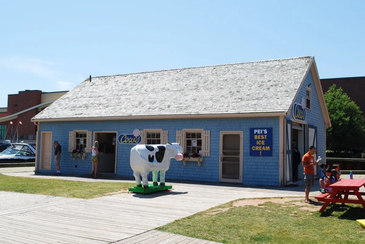 Modrá budova Cows na nábřeží Peake's Wharf v Charlottetownu