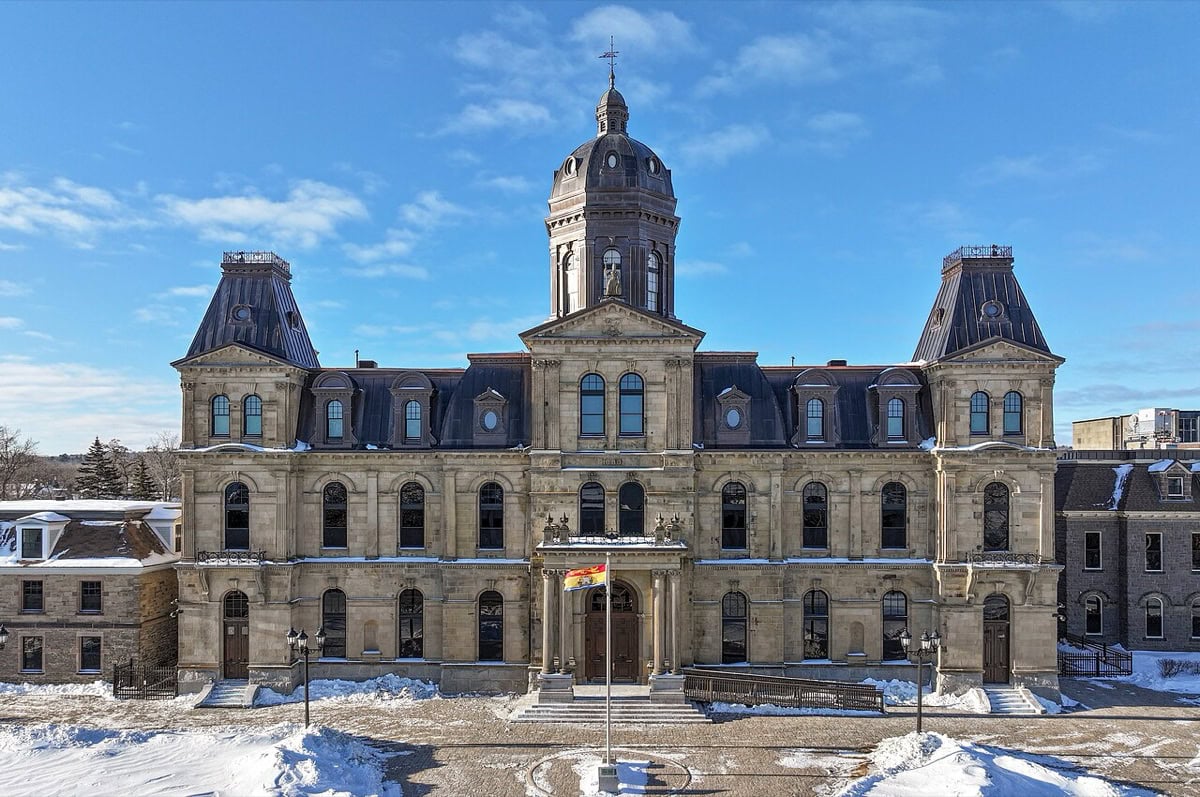 Fredericton, New Brunswick : 15 choses à voir et à faire dans la capitale 7 Bâtiment du parlement du New Brunswick à Fredericton