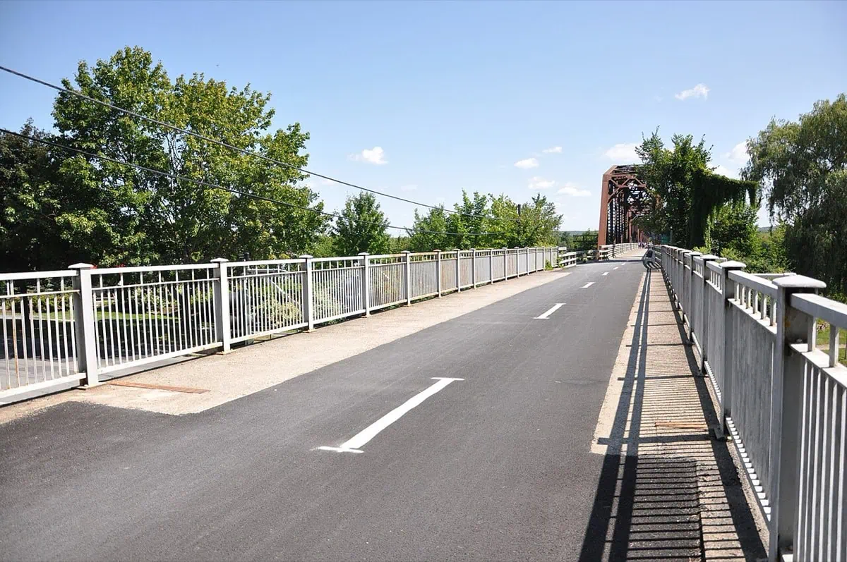 Mosty pro pěší a cyklisty přes řeku Saint John ve Frederictonu
