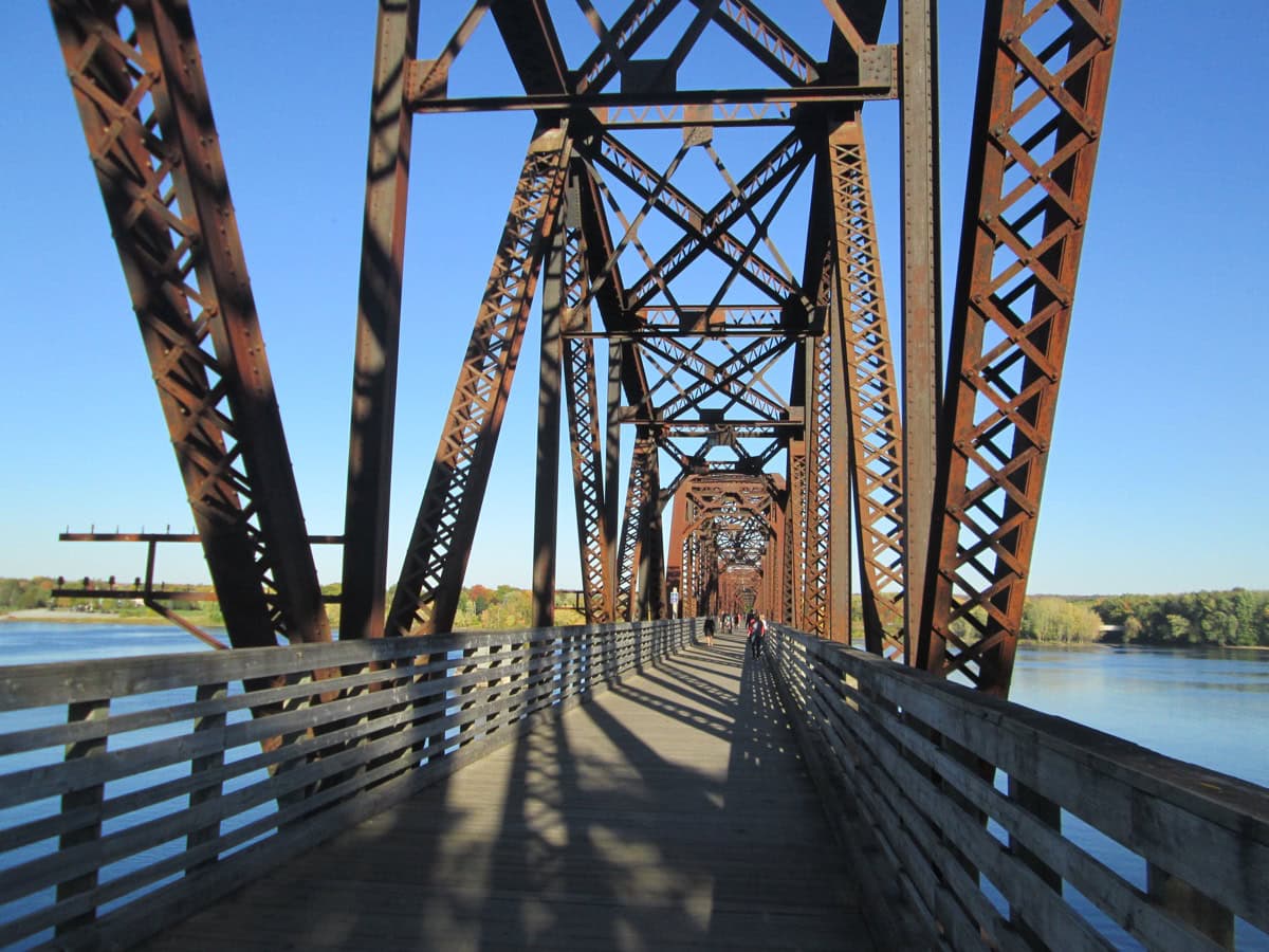 Fredericton, New Brunswick : 15 choses à voir et à faire dans la capitale 2 Bill Thorpe Walking Bridge à Fredericton