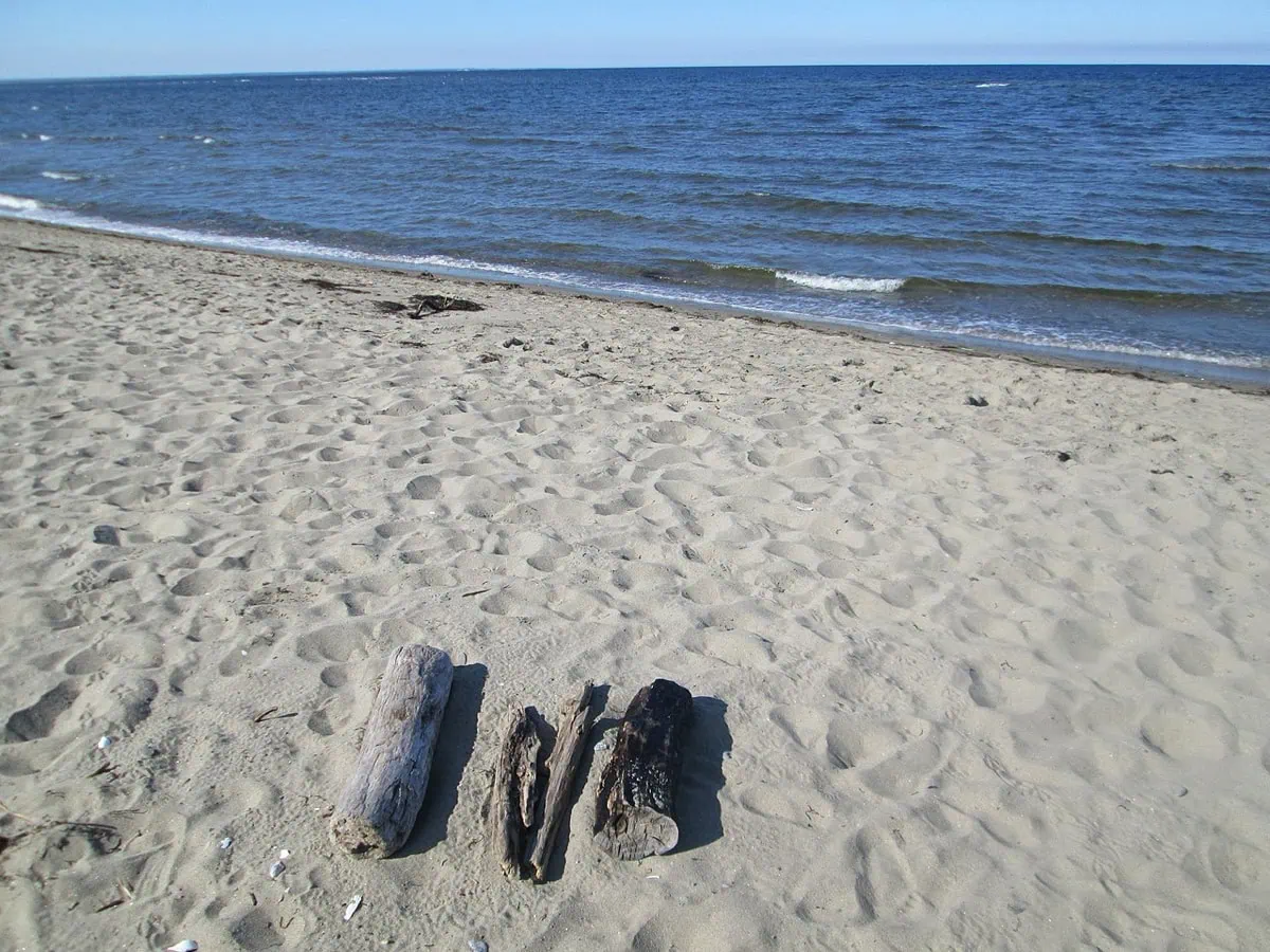 Písčitá pláž Kellys Beach s mělkou lagunou v parku Kouchibouguac