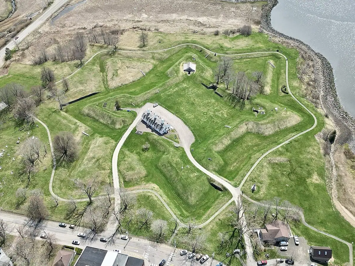 Fort Anne National Historic Site v Annapolis Royal