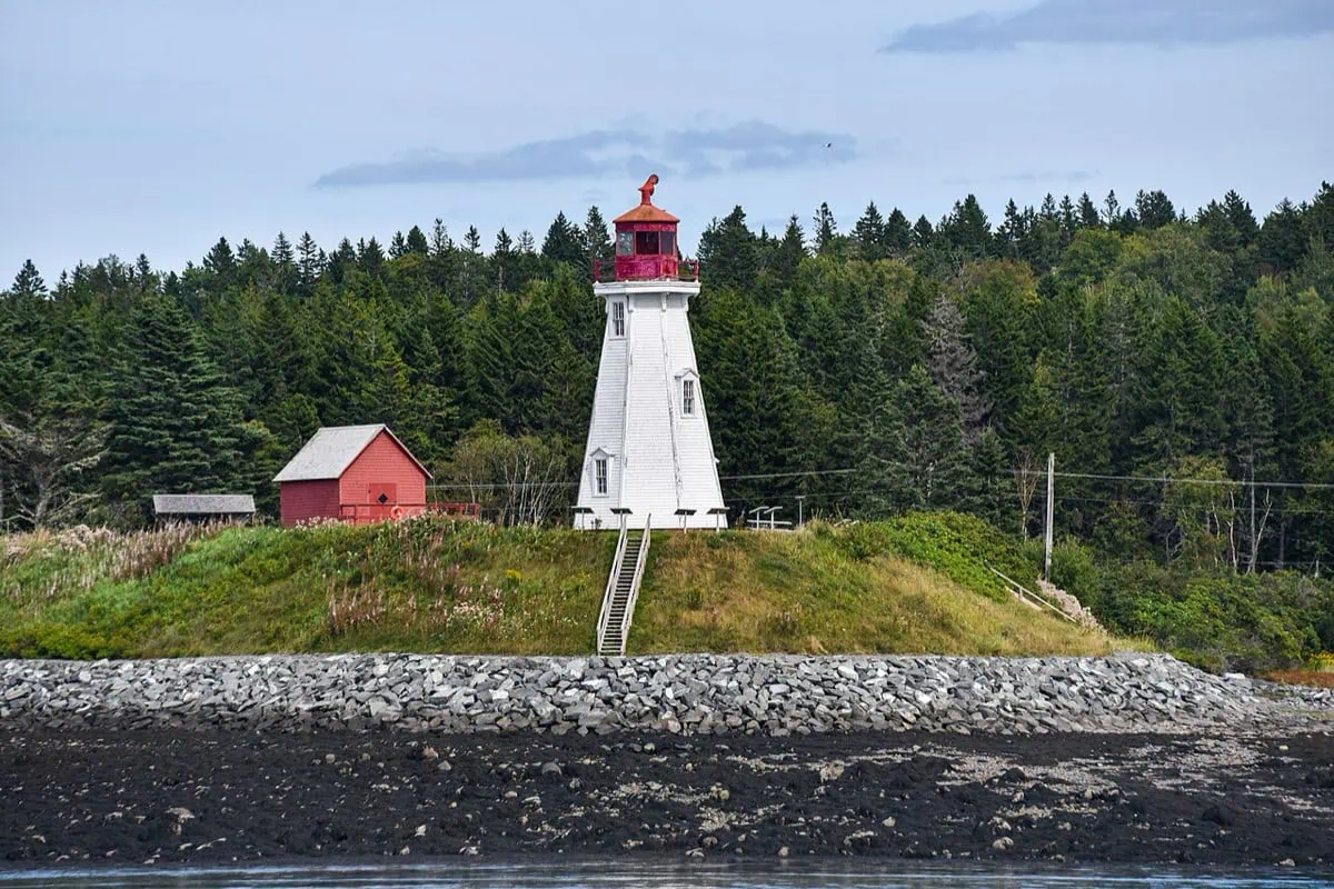 Bílý maják Mulholland Point Lighthouse na Campobello Island