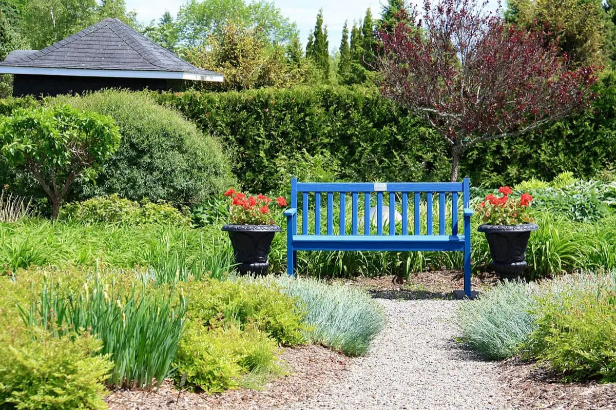 Kvetoucí záhony v zahradě Kingsbrae Garden ve St. Andrews