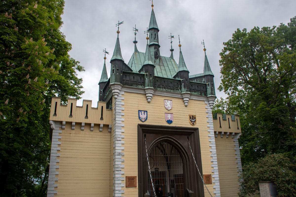 Petřín din Praga, Cehia: Ghid complet (turn, labirint, funicular, grădina de trandafiri) 4 Labirintul de oglinzi de pe Petřín, care amintește de poarta din Vyšehrad
