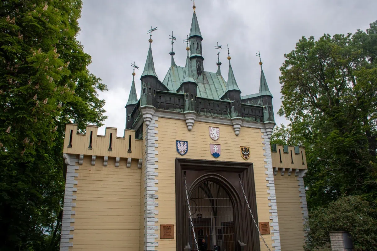 Petřín: Kompletní průvodce (rozhledna, bludiště, lanovka, růžový sad) 3 Zrcadlové bludiště na Petříně připomínající vyšehradskou bránu