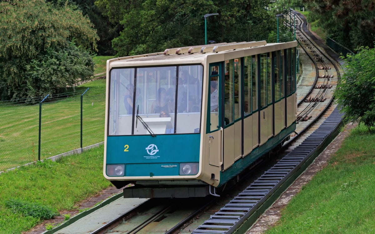 Petřín din Praga, Cehia: Ghid complet (turn, labirint, funicular, grădina de trandafiri) 5 Vagonul funicularului spre Petřín la stația de jos din Újezd