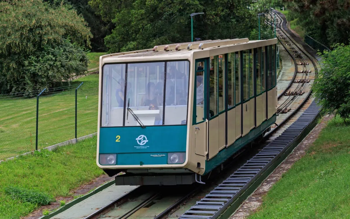 Petřín: Kompletní průvodce (rozhledna, bludiště, lanovka, růžový sad) 4 Vůz lanové dráhy na Petřín u dolní stanice na Újezdě