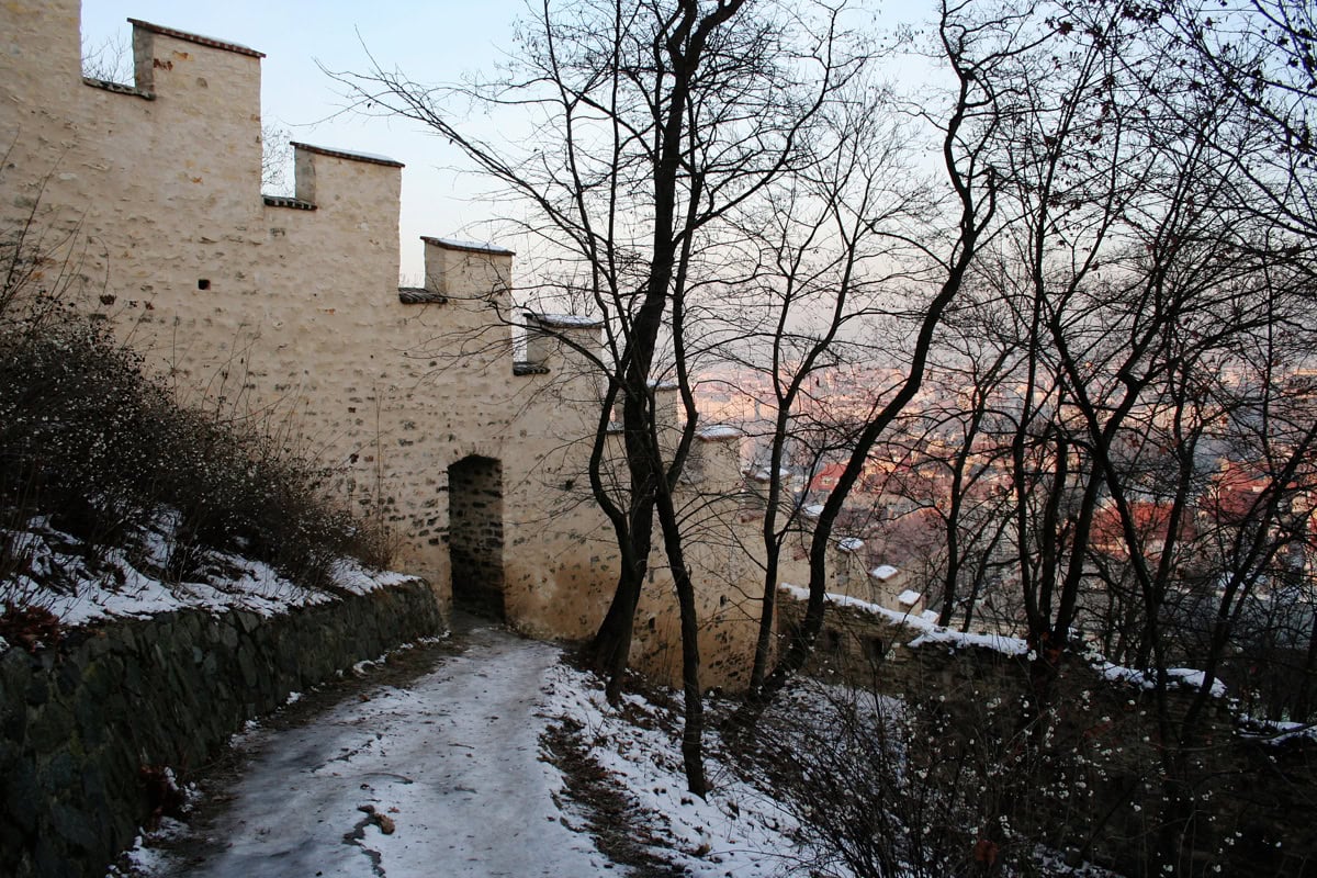 Petřín din Praga, Cehia: Ghid complet (turn, labirint, funicular, grădina de trandafiri) 9 Medievalul Zid al Foamei pe panta dealului Petřín
