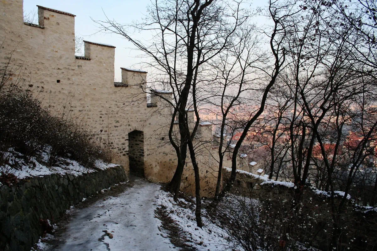 Petřín: Kompletní průvodce (rozhledna, bludiště, lanovka, růžový sad) 7 Středověká Hladová zeď na svahu Petřína