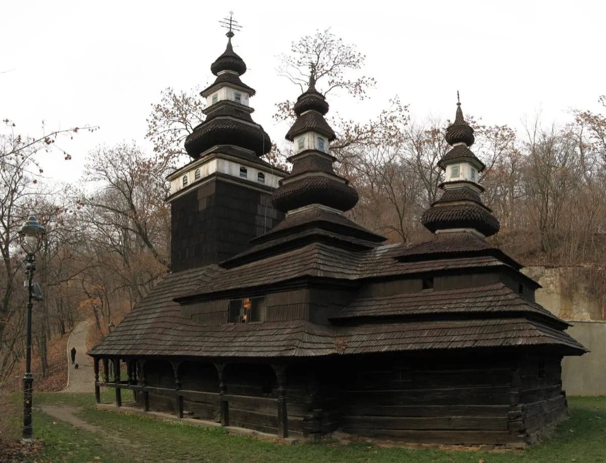 Petřín: Kompletní průvodce (rozhledna, bludiště, lanovka, růžový sad) 8 Dřevěný kostelík svatého Michala v Kinského zahradě na Petříně