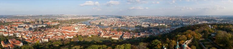 Panoramatický výhled na Prahu z Petřínské rozhledny