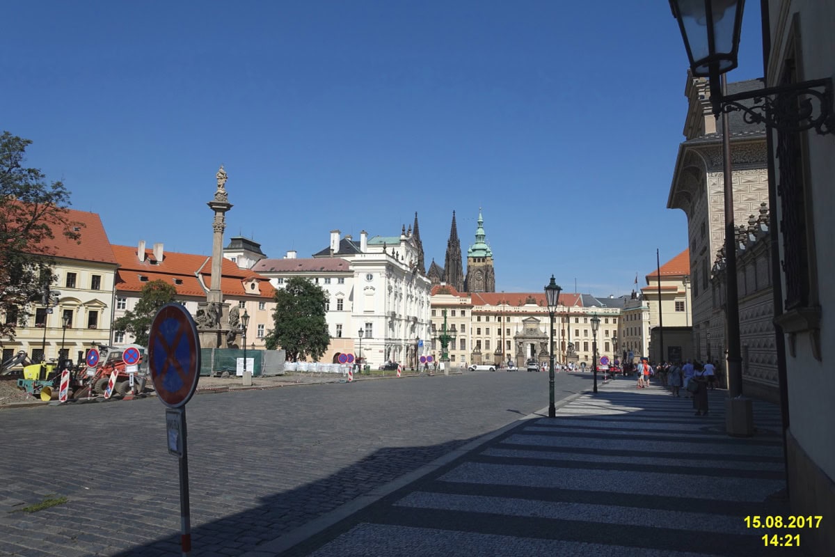 Strahovský klášter a Loreta: Co vidět v Hradčanech 19 Hradčanské náměstí s Arcibiskupským palácem, průčelím Pražského hradu a katedrálou sv. Víta