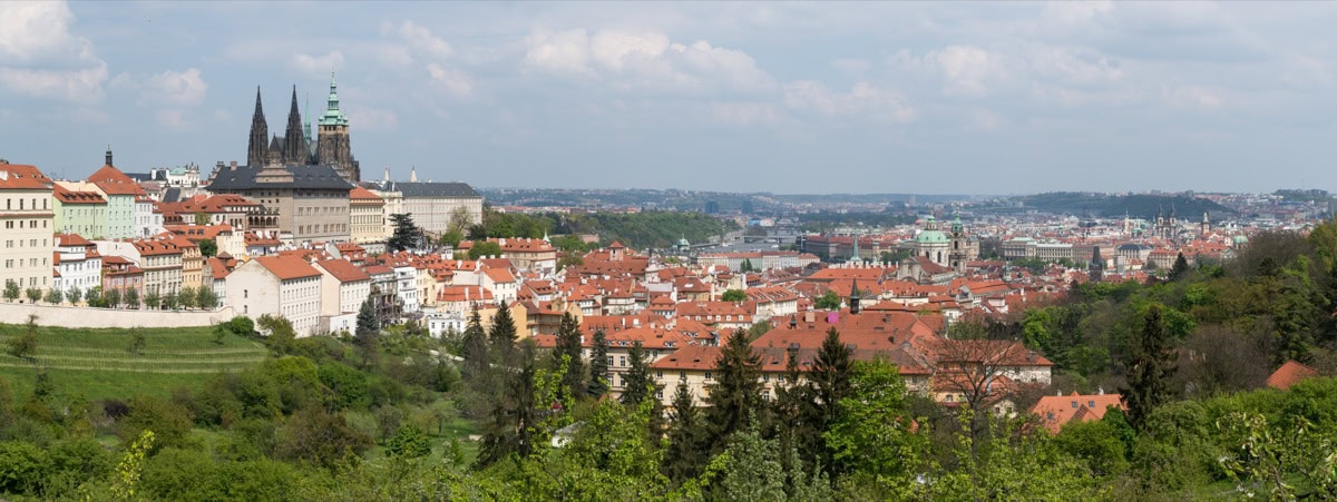 Strahovský klášter a Loreta: Co vidět v Hradčanech 22 Panoramatický výhled z Petřína na Hradčany a Staré Město pražské