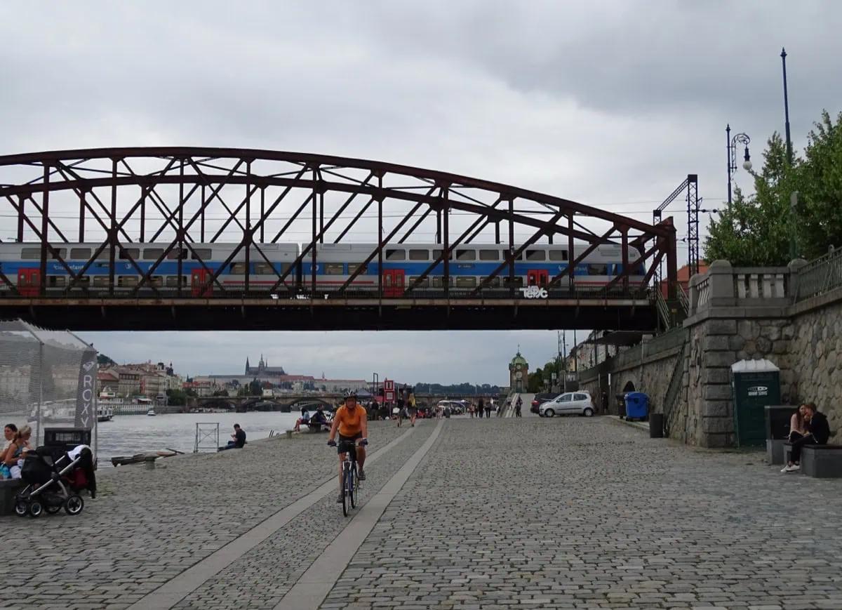 Rašínovo nábřeží s náplavkou a železničním mostem na Vltavě v Praze