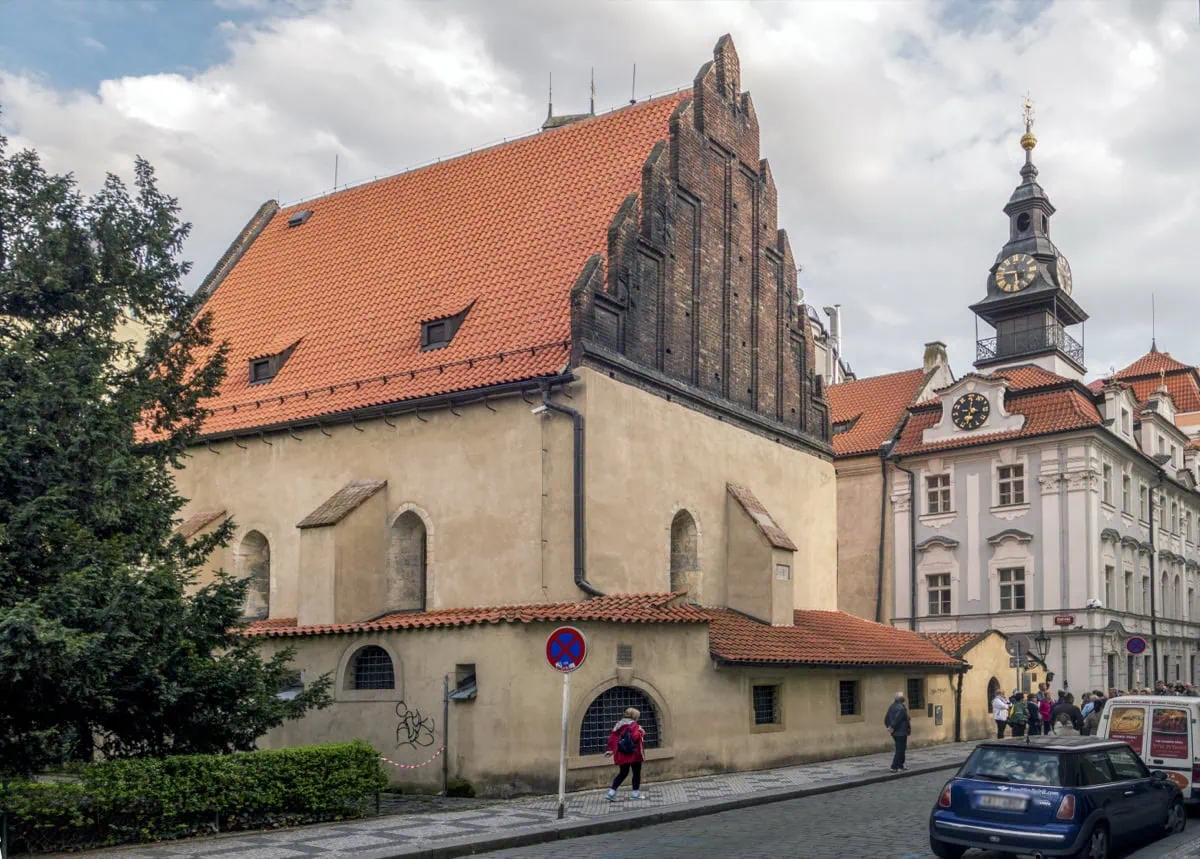 Gotická Staronová synagoga v Praze s charakteristickým cihlovým štítem