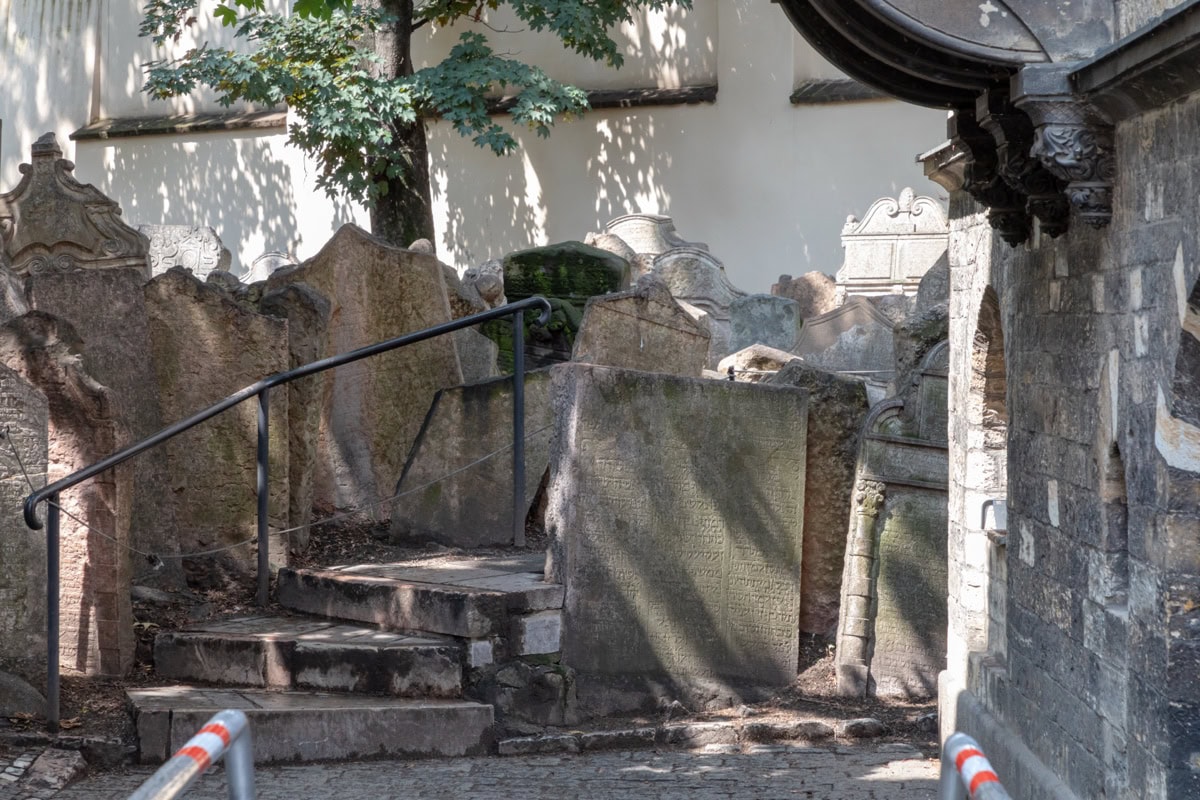 Josefov, Praga: 15 obiective de văzut în cartierul evreiesc 2026 4 Pietre funerare medievale înclinate în Cimitirul Evreiesc Vechi din Praga