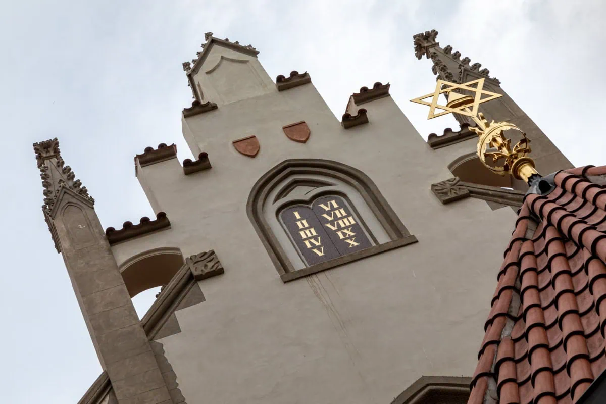 Novogotická Maiselova synagoga v pražské židovské čtvrti