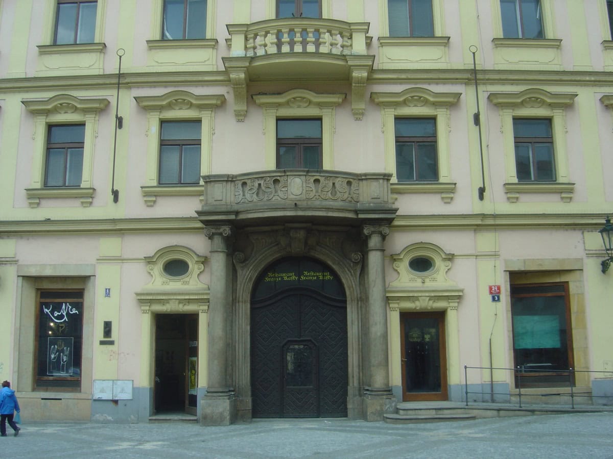Josefov, Praga: 15 obiective de văzut în cartierul evreiesc 2026 7 Casa natală a lui Franz Kafka din Piața Franz Kafka din Praga