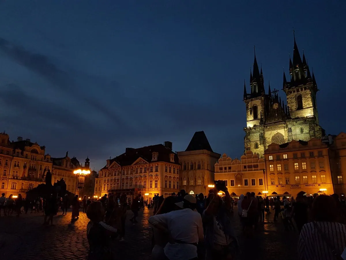 Gotické věže Týnského chrámu nad Staroměstským náměstím v Praze