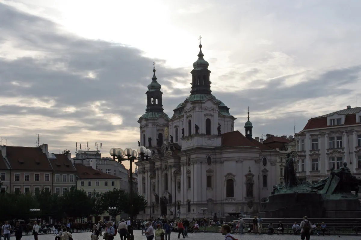 Kostel svatého Mikuláše na Staroměstském náměstí za večerního osvětlení