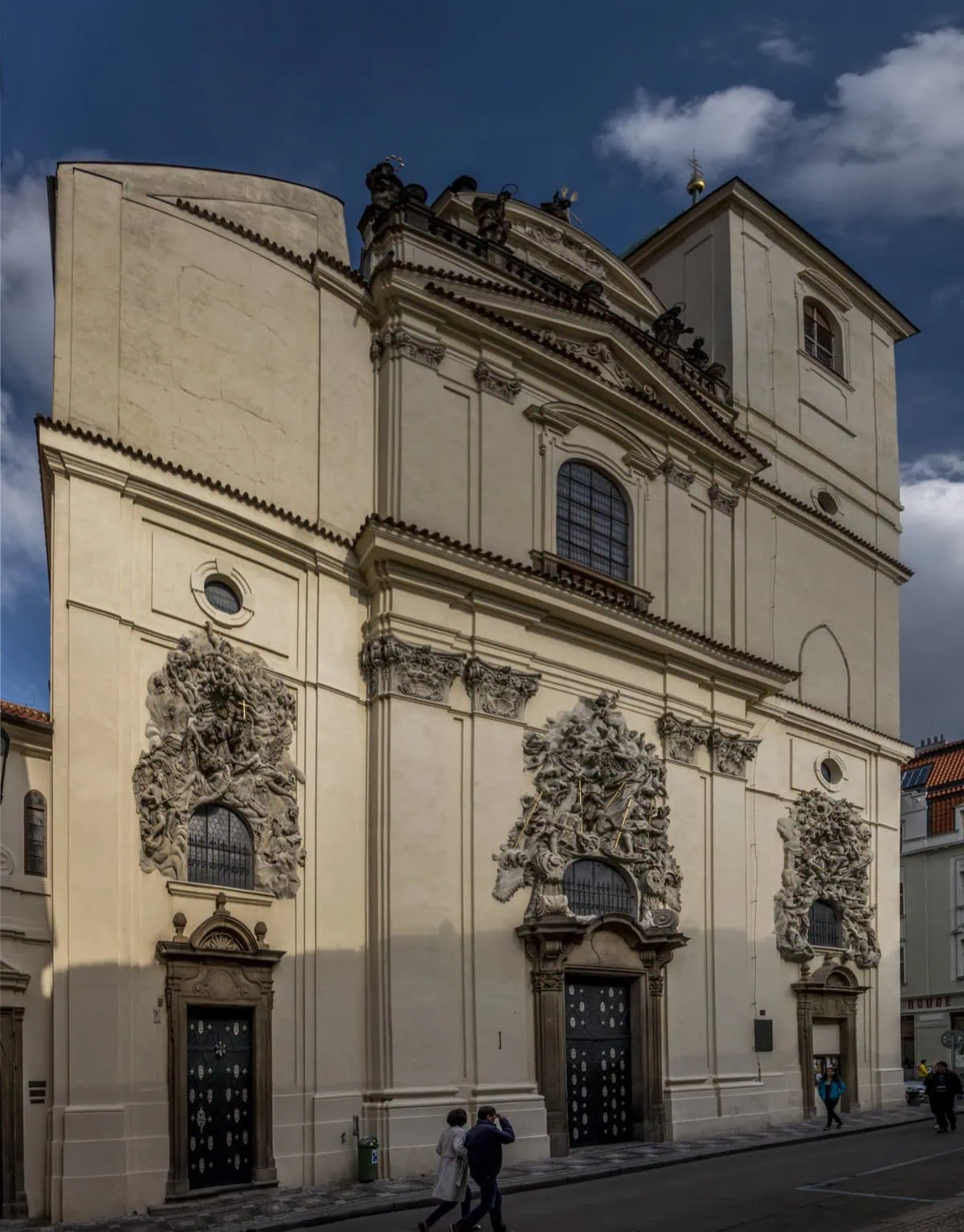 Barokní průčelí baziliky svatého Jakuba Většího v pražském Starém Městě