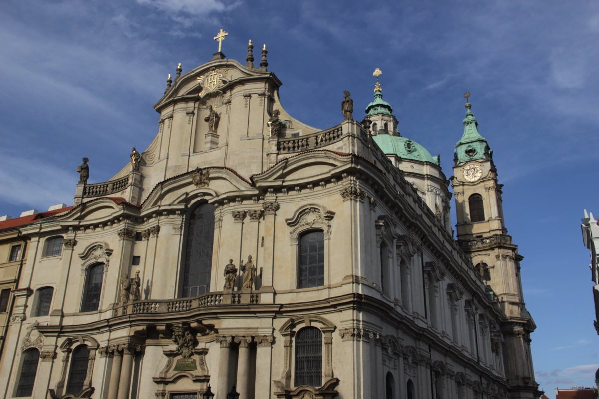 Églises et synagogues de Prague : les 15 plus beaux édifices sacrés 6 Église baroque Saint-Nicolas avec sa coupole et son clocher à Malá Strana, Prague