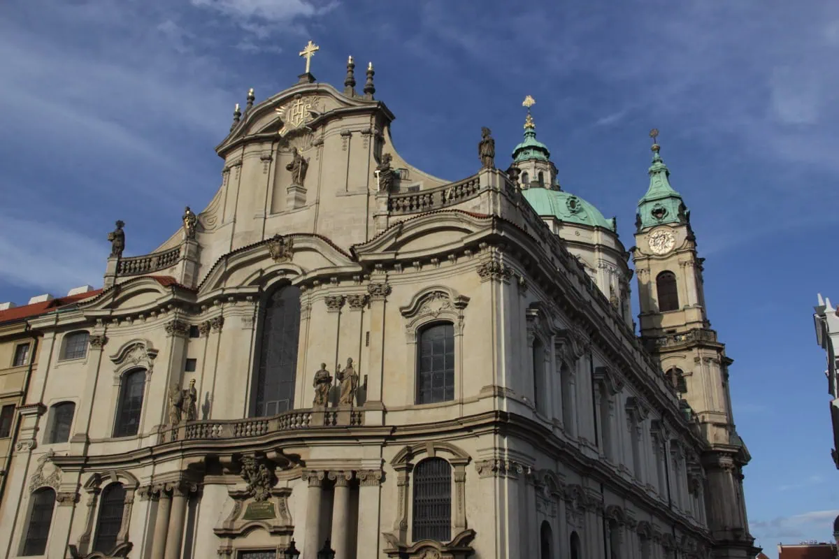 Barokní kostel svatého Mikuláše s kupolí a zvonicí na Malé Straně v Praze