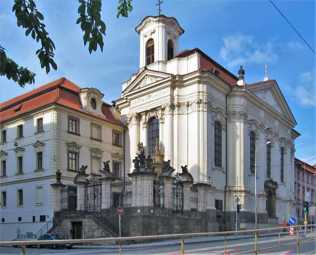 Pravoslavný chrám svatého Cyrila a Metoděje v Resslově ulici v Praze s oknem krypty parašutistů