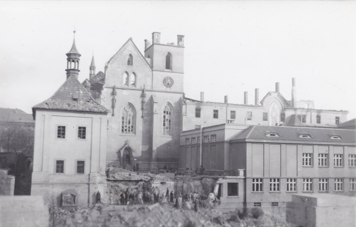 Églises et synagogues de Prague : les 15 plus beaux édifices sacrés 10 Monastère d'Emmaüs Na Slovanech à Prague avec ses tours modernes caractéristiques