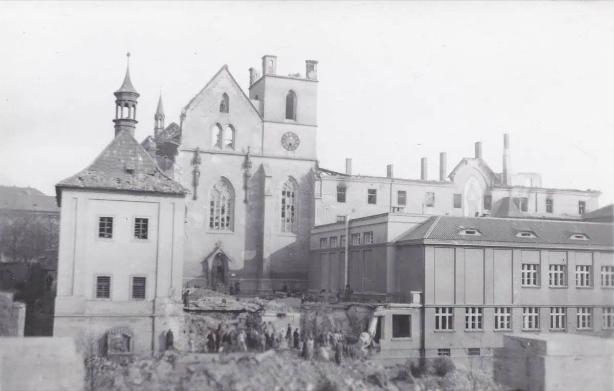 Emauzský klášter Na Slovanech v Praze s charakteristickými moderními věžemi