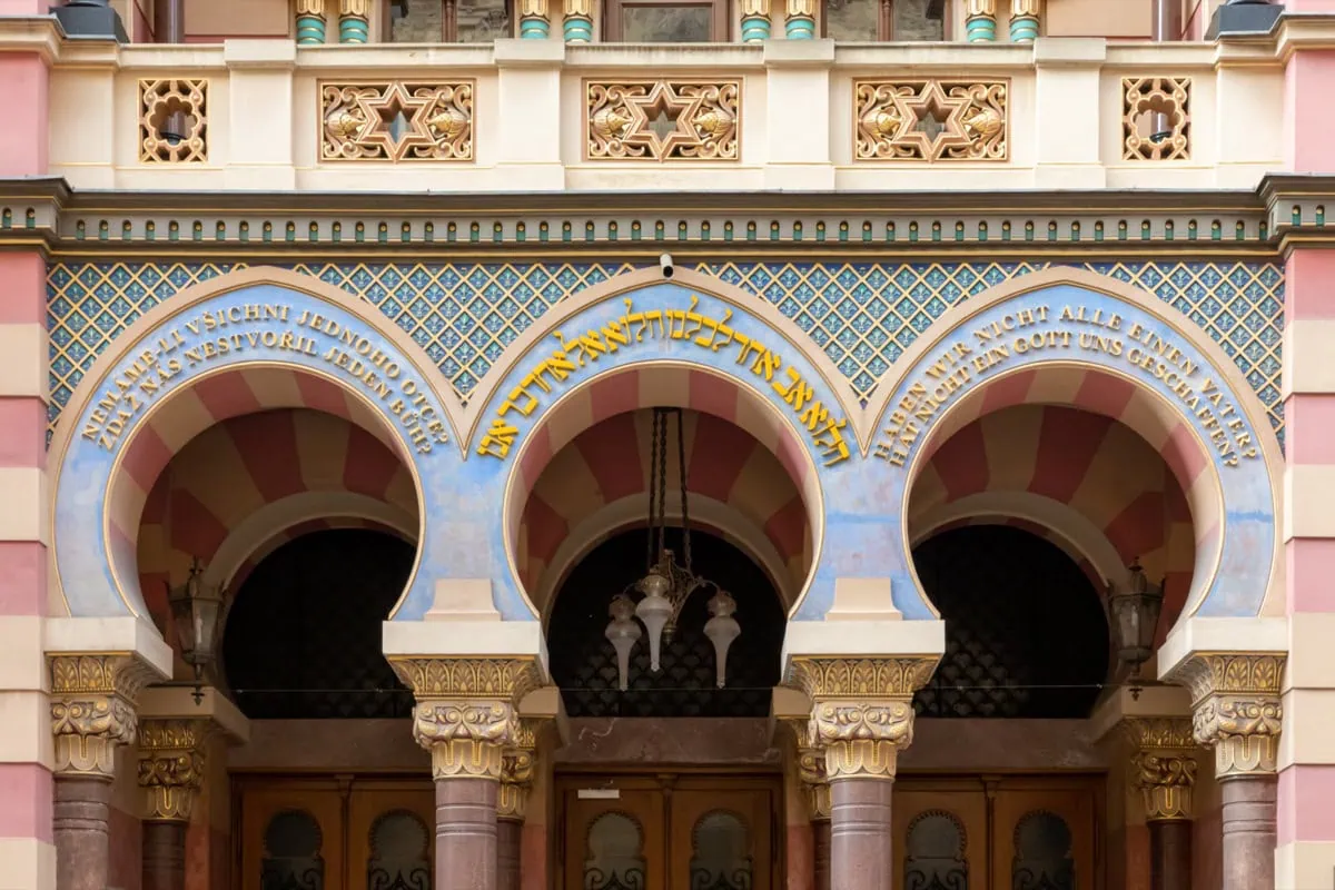 Barevné maursko-secesní průčelí Jeruzalémské (Jubilejní) synagogy v Praze